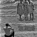 899 MAN PHOTOGRAPHING 3 WOMEN. TORQUAY, DEVON THIS IS ONE OF MY ONGOING SERIES OF PHOTOGRAPHS OF PHOTOGRAPHERS